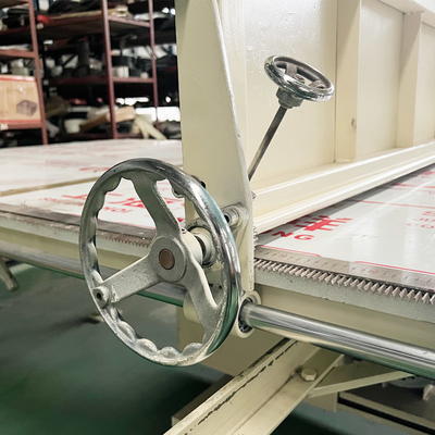CNC κάθετος χειρωνακτικός κόπτης αφρού για το στρώμα 1.74kW σφουγγαριών