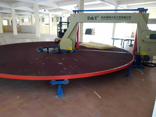 Πέντε τεμάχια αυτόματη οριζόντια μηχανή κοπής αφρού με τραπέζι καρουζέλ