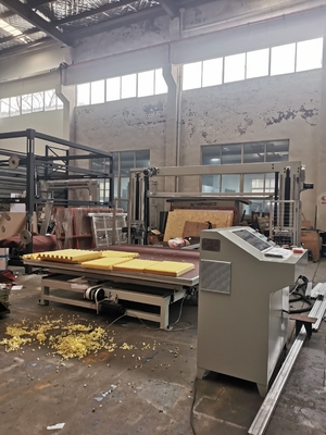 Μηχανή CNC οριζόντιας ταλαντούχης λεπίδας πριόνου για σφουγγάρι και ευέλικτο PU με περιστρεφόμενο τραπέζι ζώνης