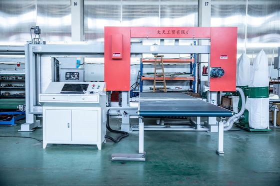 6m/Min το άκαμπτο PU CNC αφρού καλώδιο έκοψε τη μηχανή με την κάθετη λεπίδα